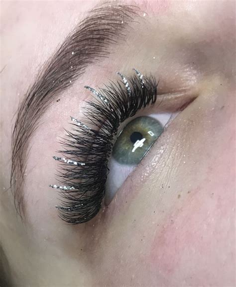 Ресницы на новый год наращивание ресниц девушке с блестками Makeup ...