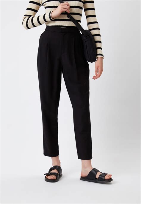 Брюки UNIQLO с защипами, цвет: черный, RTLACK818001 — купить в интернет ...