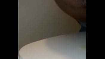 Extraindo o leite recebido no banheirão 2 XVIDEOS