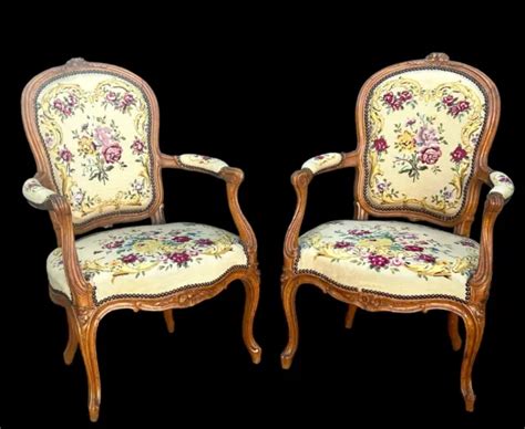 Paire De Fauteuils Cabriolet E Epoque Louis Xv En Bois Naturel