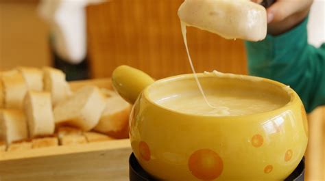 De Francia A Tu Mesa Aprende A Preparar El Ic Nico Y Cl Sico Fondue De