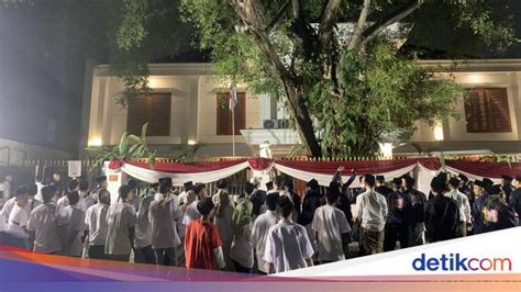 Pakai Jaket 2024 Manut Jokowi Relawan Samawi Temui Prabowo