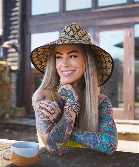 𝙸𝙶 @𝚍𝚛𝚒𝚏𝚝𝚍𝚊𝚣𝚎 | Mujeres tatuadas, Tatuajes femeninos, Mujeres