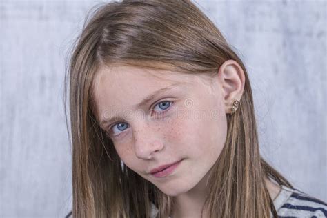 Belle Jeune Fille Blonde Avec Des Taches De Rousseur à L intérieur Sur Le Fond Blanc De Mur