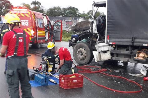 Motorista fica preso às ferragens em acidente entre três caminhões na