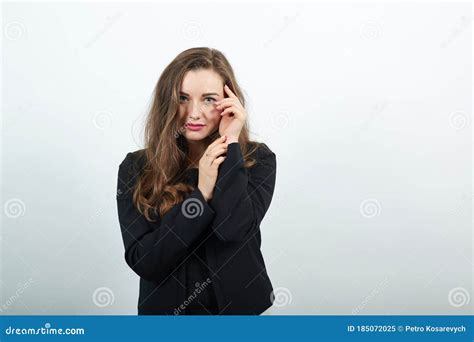 Linda Hembra Cogiendo La Mano Cerca De La Cara Persona Gentil Brunette De Mujer Atractiva