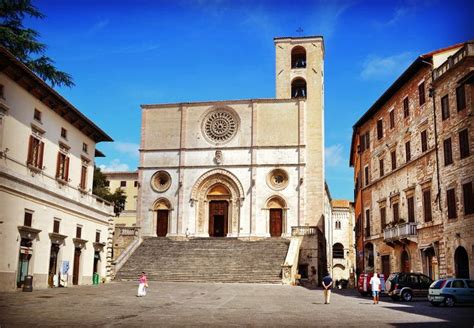 Visitare Todi In Umbria Itinerario A Piedi Cosa Vedere In Un Giorno