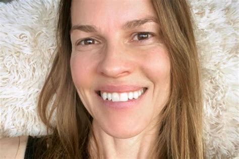 Embarazada de mellizos Hilary Swank mostró cómo crece su panza El