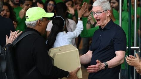 Tim Cook Stunned As Man Brings Vintage Mac To Apple Bkc Store Watch Hindustan Times