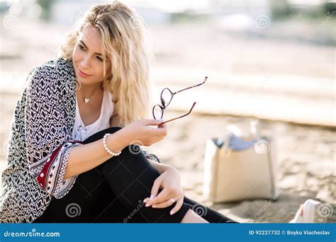 Fille Blonde Sur La Plage De La Plage Sablonneuse Par La Mer Photo