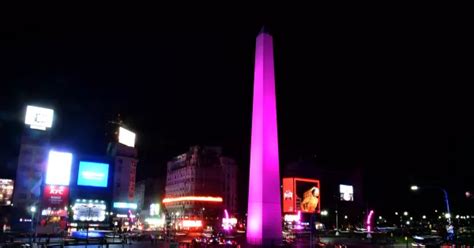 Monumentos y edificios se iluminaron de rosa en el Día Mundial de Lucha