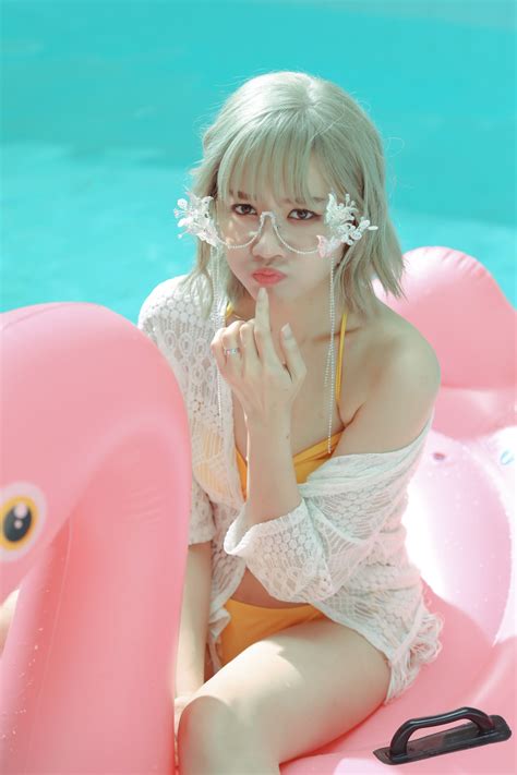 Lần hiếm hoi Hari Won thoải mái diện bikini nóng bỏng sau khi lấy chồng