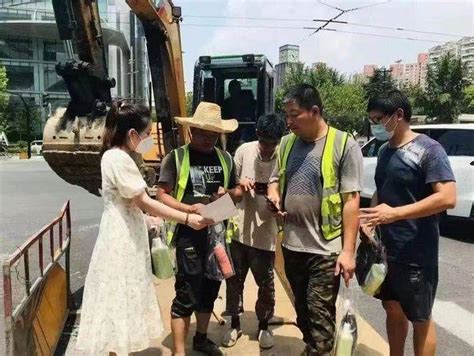 酷暑三伏天，长寿路街道向外卖送餐员、环卫工人、道路建设施工者等送上防暑降温的“爱心清凉包”关爱活动文教