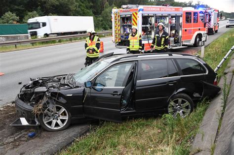 Reifen Eines Autos Geplatzt Heftiger Unfall Auf Der A