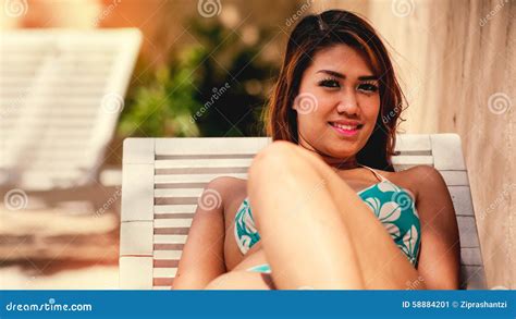 Giovane Donna Sexy Asiatica Che Si Siede In Bikini Blu Immagine Stock Immagine Di Giovane