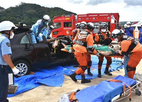 災害に備え救出作業確認 笠岡署と消防が合同訓練 中国新聞デジタル