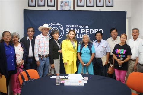 Paola Angón entrega escrituras a familias de San Pedro Cholula El