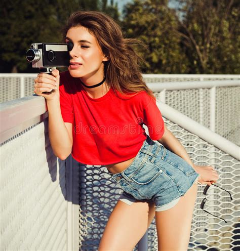 Het Jonge Blonde Gelukkige Glimlachen Verraste Meisje In Rode Bovenkant Borrels Zonnebril En