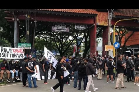 Malang Menghitam Awas Macet Aremania Turun Jalan Ini Daftar 16 Titik