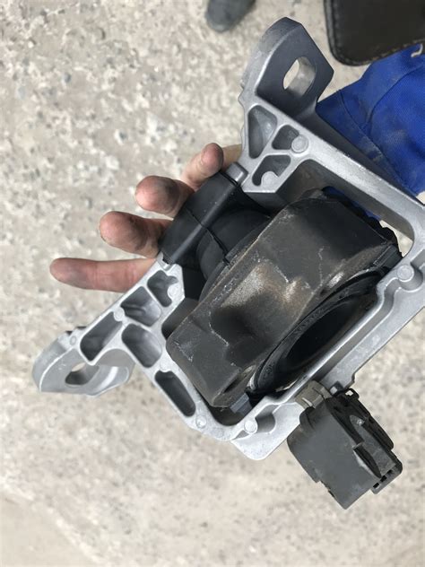 Опять подушка двигателя — Ford Focus Hatchback II, 1,8 л, 2006 года ...