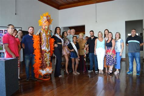 Carnavalesca Laura Vargas Visita Exposi O Em Sua Homenagem Cachoeira