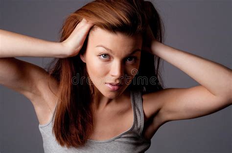 Donna Del Brunette Che Gioca Con I Capelli Immagine Stock Immagine Di Ragazza Contatto