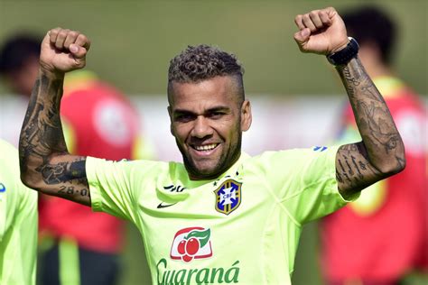 Craques Da Copa Conhe A A Trajet Ria De Daniel Alves Portal Edicase