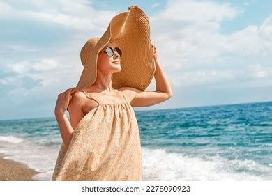 593 483 en la categoría Chicas en la playa bikini de fotos e imágenes de stock libres de