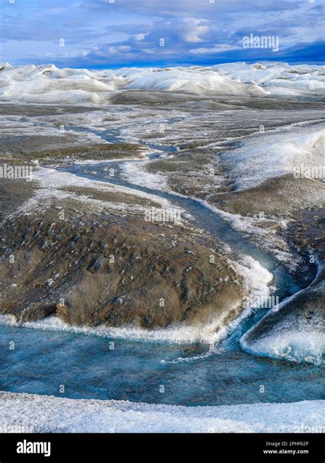 Sistema De Drenaje En La Superficie De La Capa De Hielo El Sedimento Marrón Sobre El Hielo Es