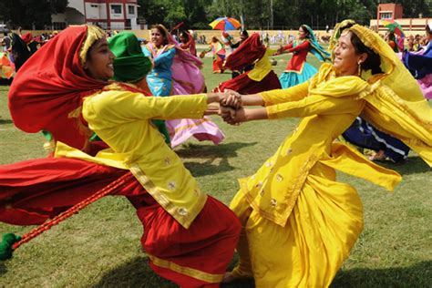 Giddha: Traditional Punjabi Folk Dance of Punjab | Utsavpedia