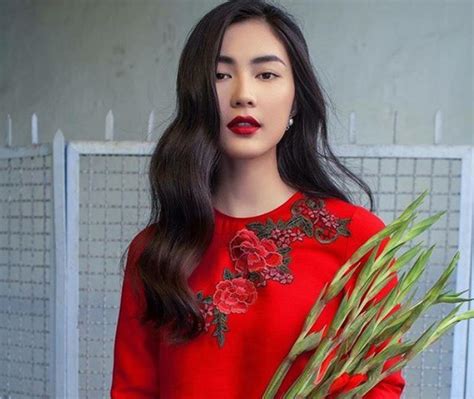 Không trang điểm cầu kỳ các hot girl này chỉ cần kẻ lông mày và đánh son là đã xinh ơi là xinh
