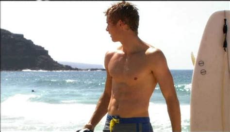 Male Celebrities Shirtless Pictures Of Hottie Luke Mitchell