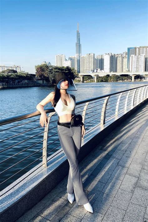 Hot girl đá đểu Chi Pu mê diện váy ngủ khoe vòng một ngồn ngộn trên mạng xã hội