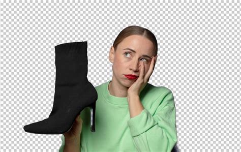 Une jeune femme blonde tenant une élégante botte PSD Gratuite