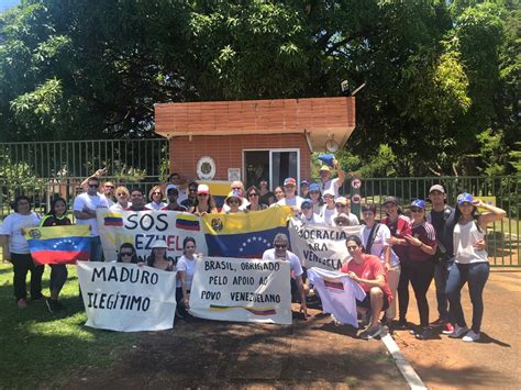 Opositores pedem renúncia de Maduro em protesto em frente à embaixada