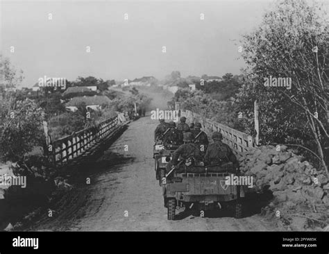 Soldaten der Leibstandarte SS Adolf Hitler in Volkswagen Kübelwagen an