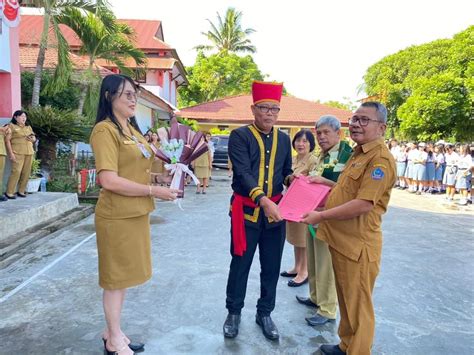 Peringatan Hari Guru Nasional 2023 SMKN 1 Amurang Berikan Penghargaan