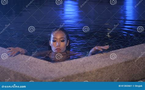 Mujer Atractiva En Bikini En La Piscina En Tiempo De La Tarde Almacen De Video Vídeo de