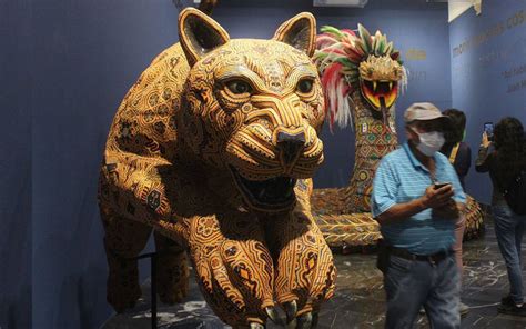 César Menchaca la voz del Arte Huichol que te sorprenderá con su