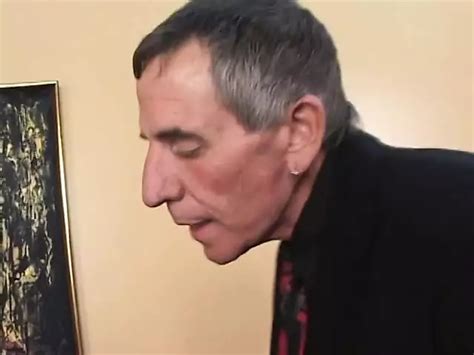 Une Nounou Blonde Coquine Se Fait Prendre En Train De Fumer Alors Elle Doit Baiser Son Patron