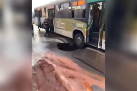 V Deo Ap S Rompimento De Adutora Nibus Engolido Por Cratera Em Go