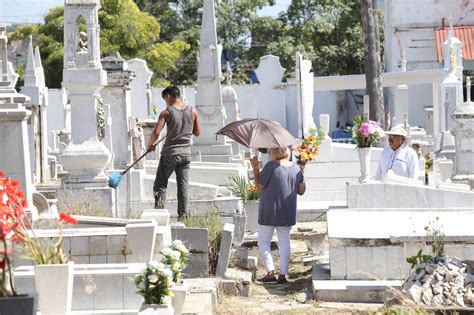 Acuden miles de personas a panteones de Mazatlán a conmemorar el Día de