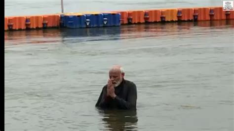 Kumbh Mela Pm Modi Takes A Holy Dip In Ganga Youtube