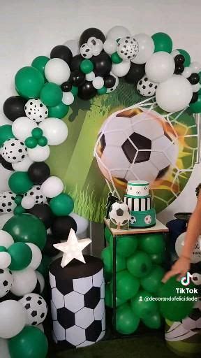 Arco de balões desconstruído tema futebol sua festa em ritmo de copa