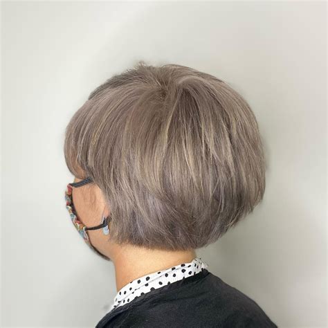 30 Examples Of Transitioning To Gray Hair Top Styles For Women In 2022 In 2022 Perfect Hair