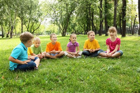 Groupe Denfants Assis Ensemble Dans Le Parc Photographie Sergeynivens