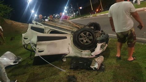 VÍDEO carro se parte ao meio durante acidente em Avenida de Manaus