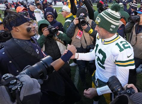 Bears Justin Fields Has Plans To Meet With Aaron Rodgers This Offseason