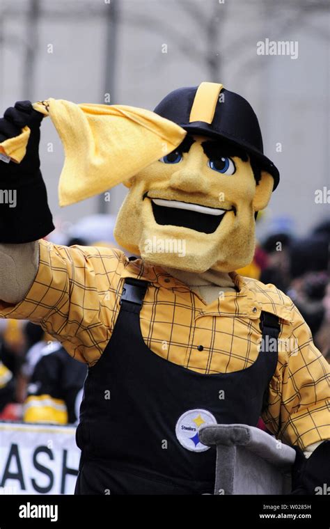 Pittsburgh steelers mascot hi-res stock photography and images - Alamy