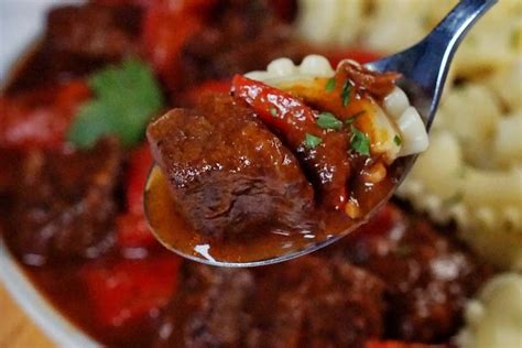 Rindergulasch Rezept Mit Paprika Und Rotwein Ganz Einfach